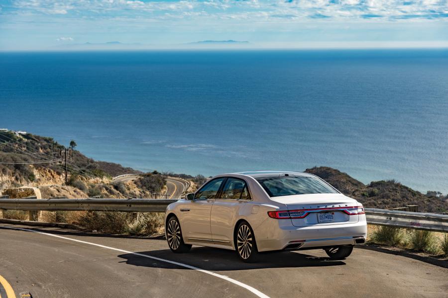  Lincoln Continental Black Label 2017 года  (фото 15 из 27)